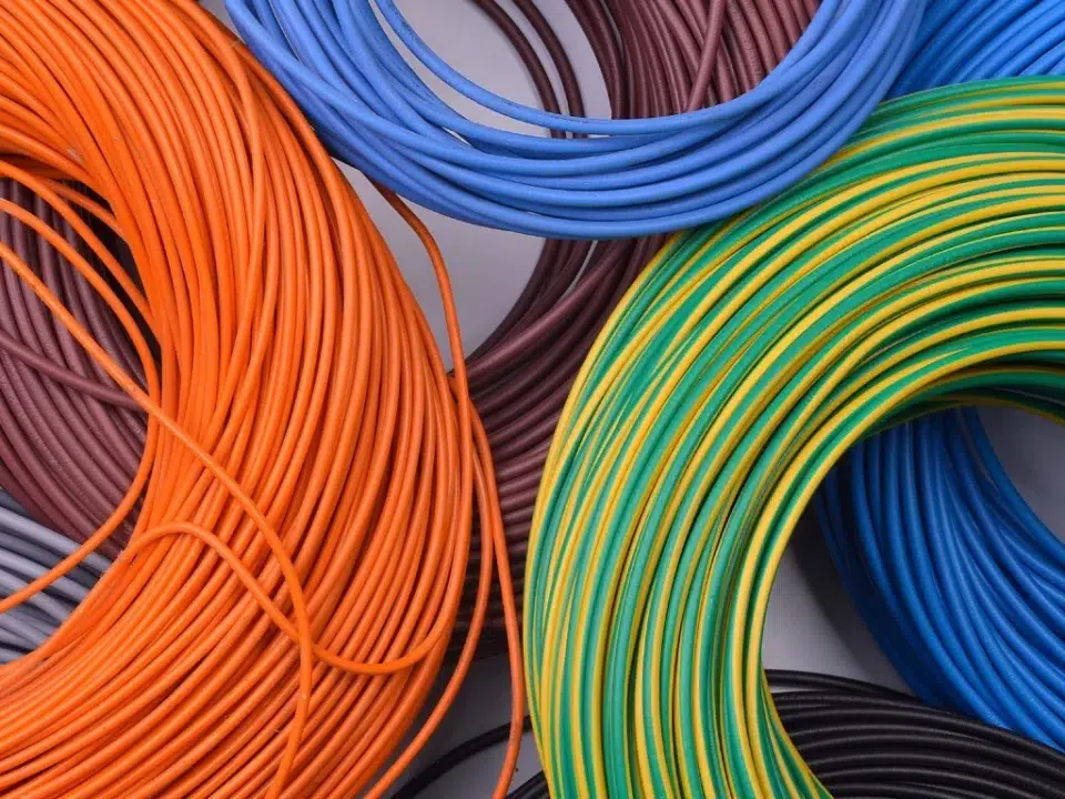 conjunto de rolos de cabos coloridos