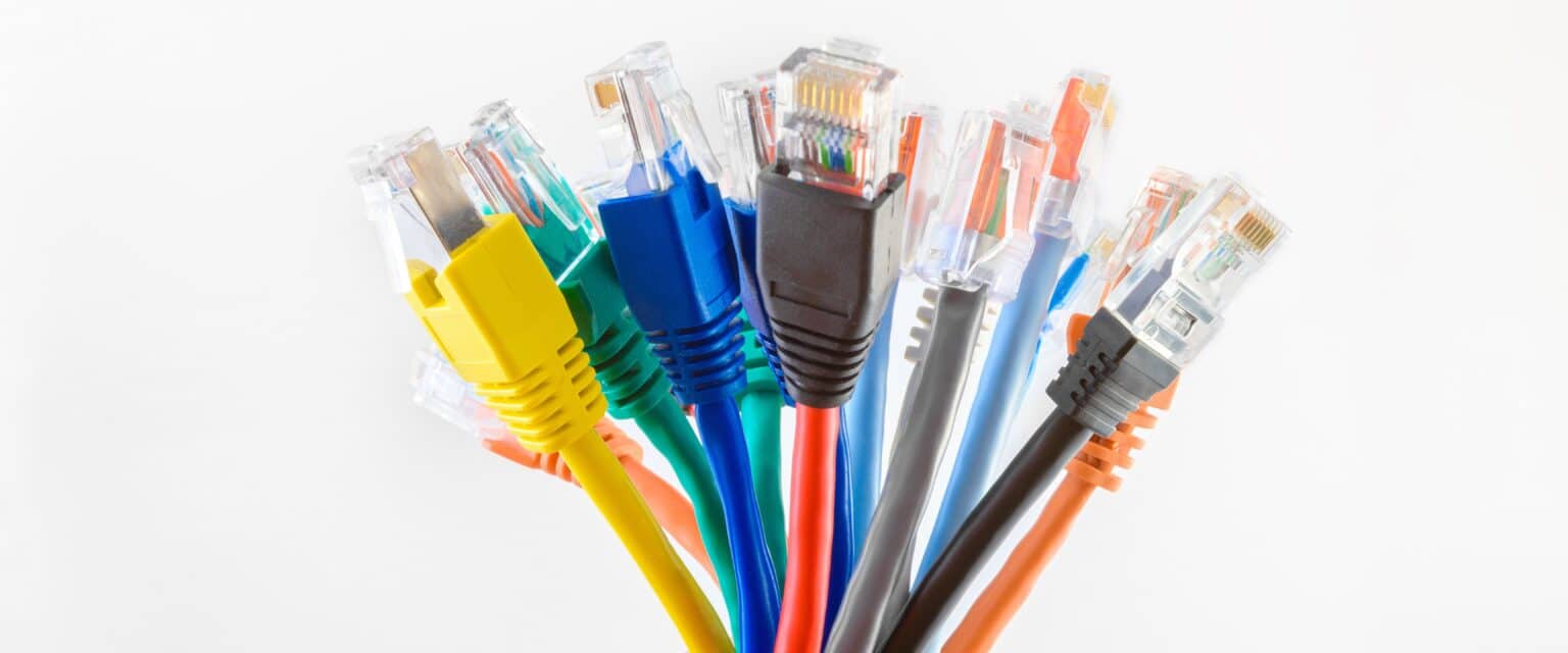 cabos de rede de diversas cores