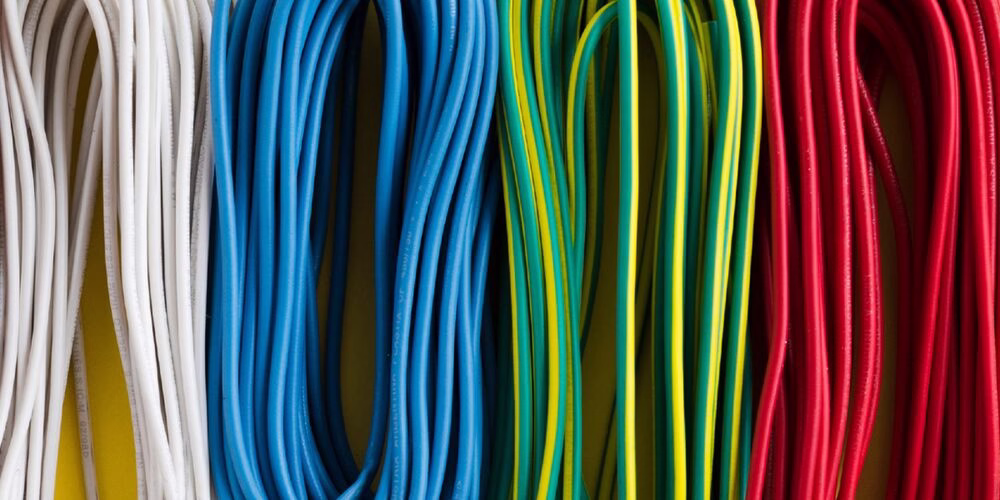 Fios coloridos: branco, azul, verde, amarelo e vermelho.