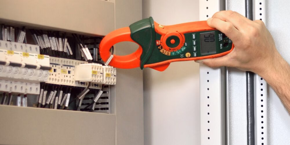 Medidor de corrente sendo utilizado em painel elétrico