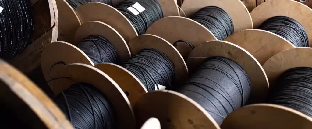 Bobinas de fio preto em um armazém