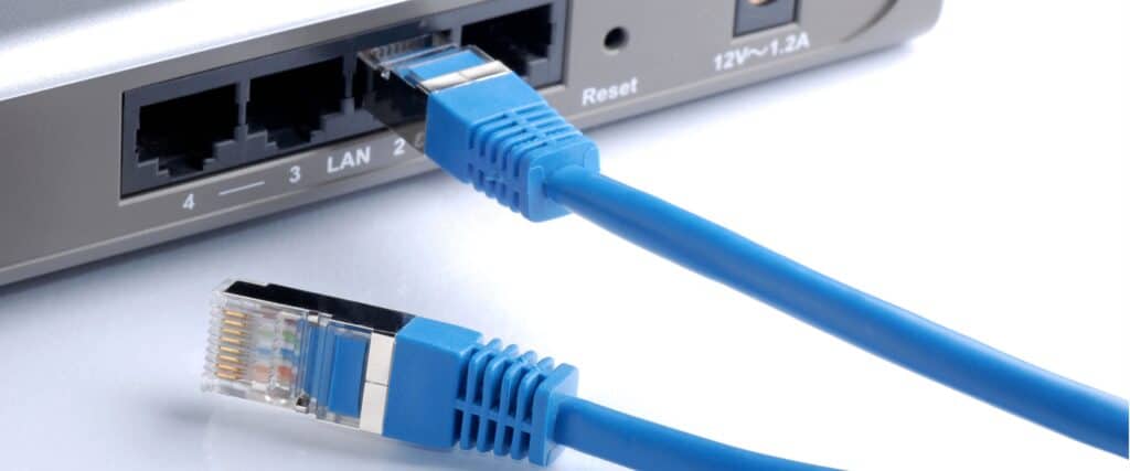 dois cabos de rede, um conectado a um equipamento, outro não