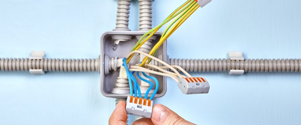 instalação elétrica aberta com cabos separados