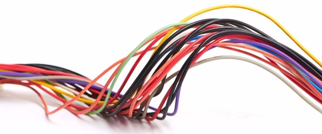 Fios elétricos coloridos entrelaçados em fundo branco