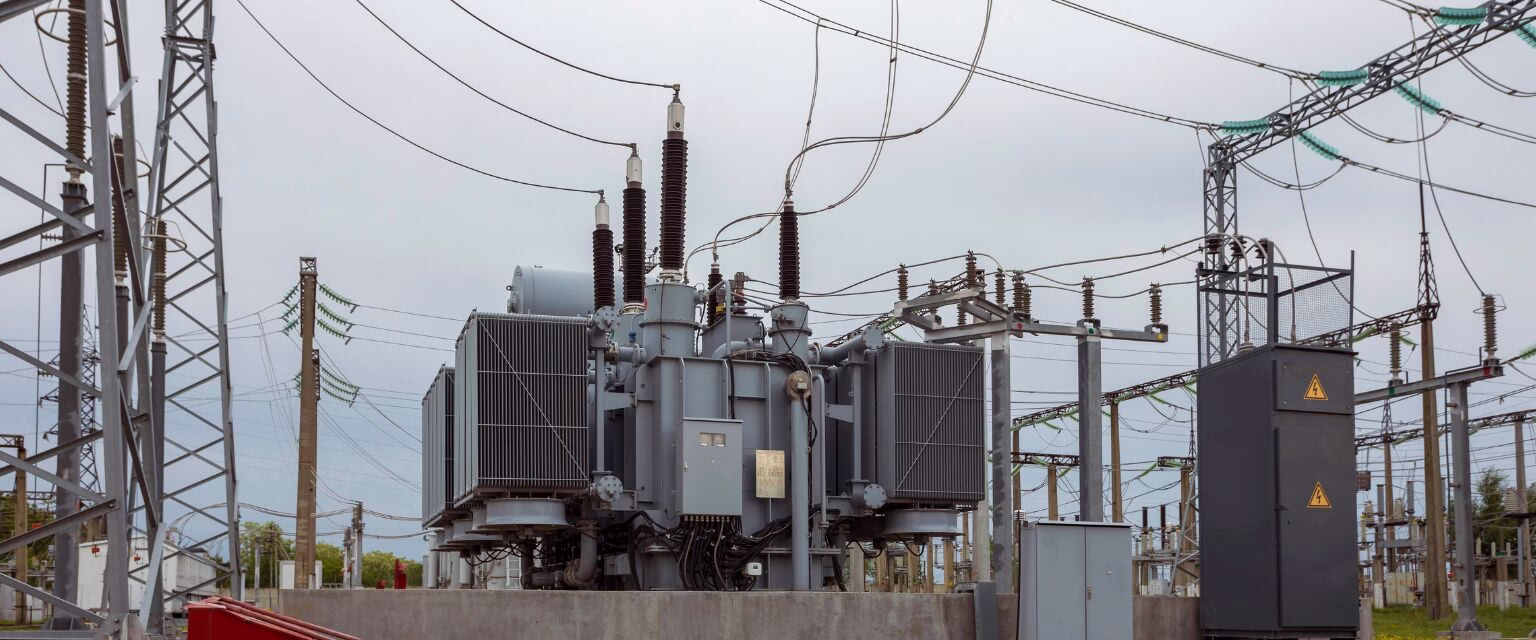 Subestação elétrica com transformador e linhas de transmissão
